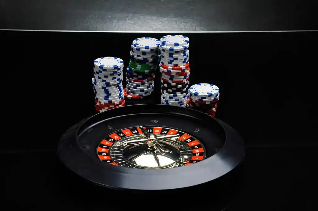 Người chơi Việt Nam thao tác game bắn cá ll88 trên điện thoại di động